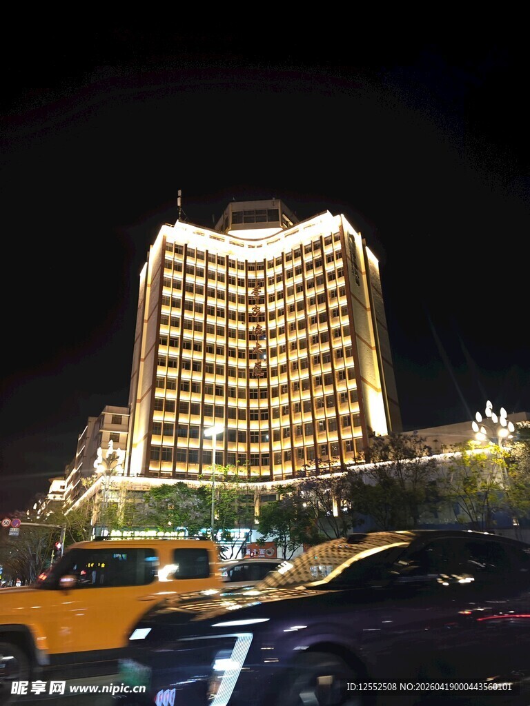 夜晚繁华酒店景象