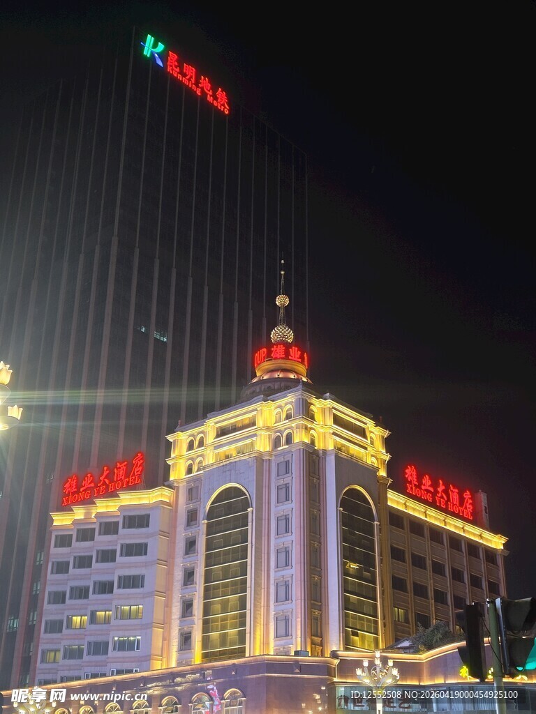繁华都市中的璀璨商业大楼