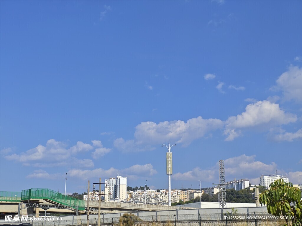 城市天际线与蓝天白云