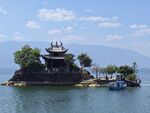 湖中小岛古亭景致