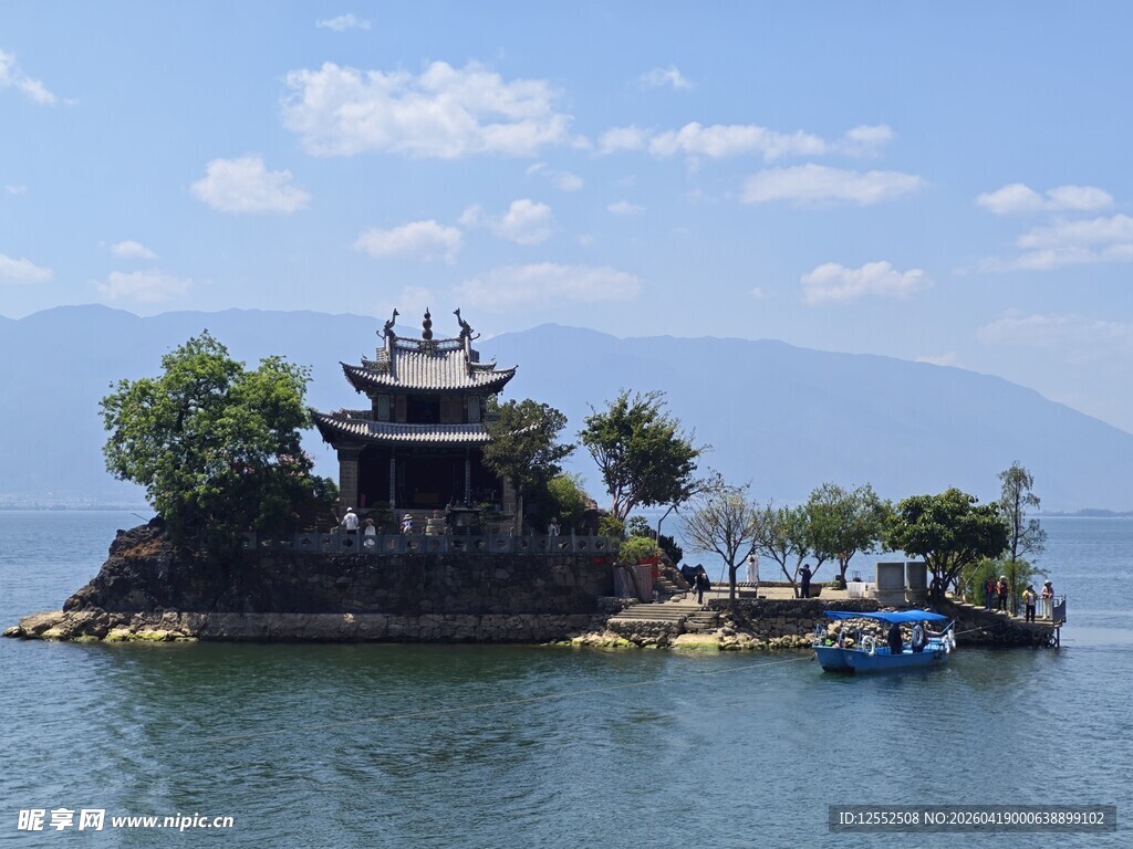 湖中小岛古亭景致