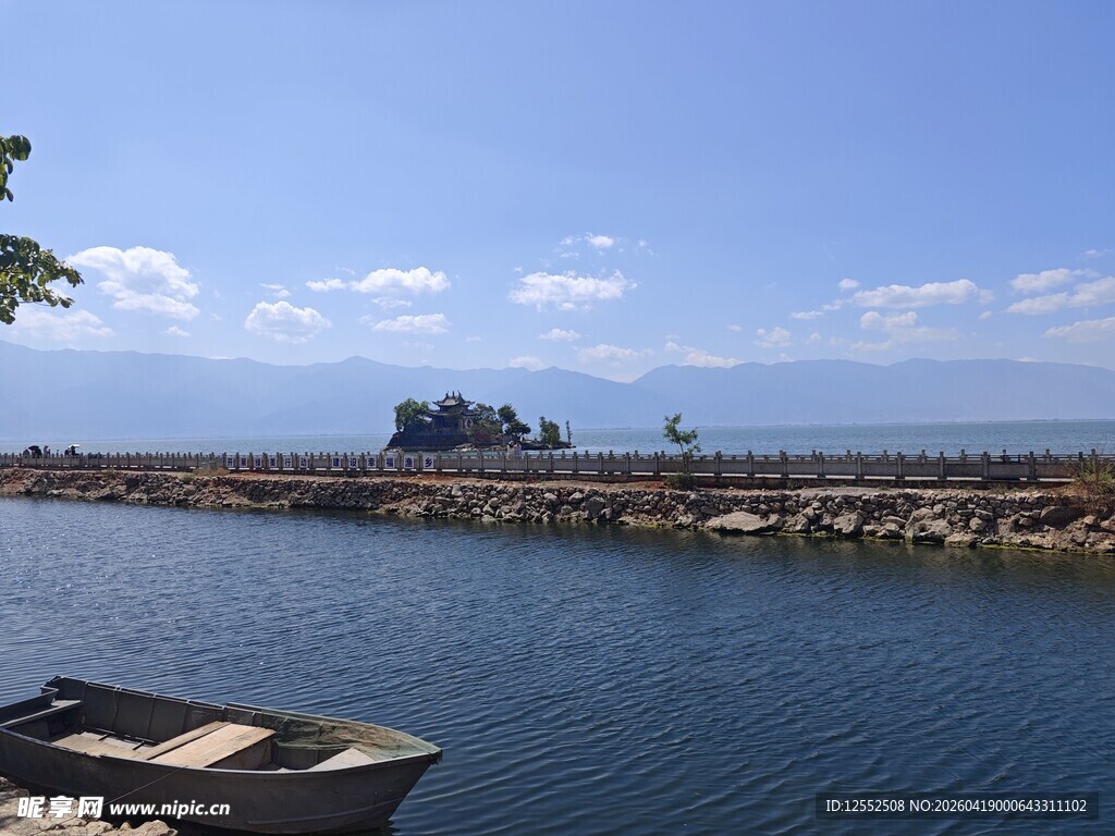 宁静湖畔小船与远方风景