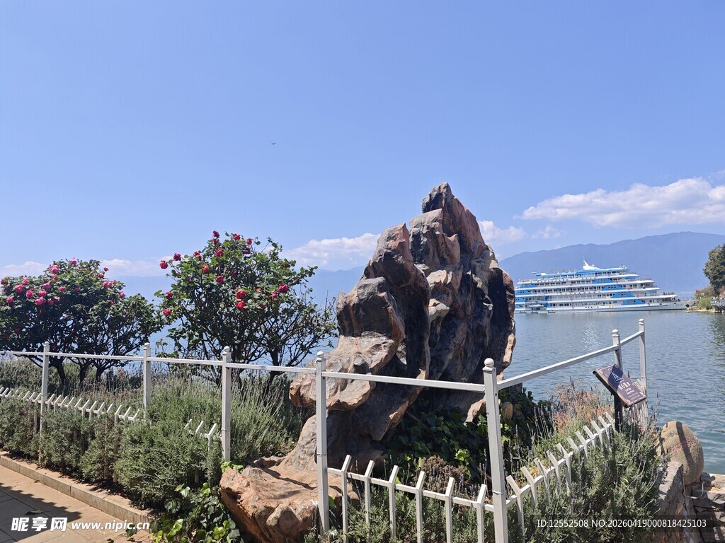 湖畔别致雕塑景观