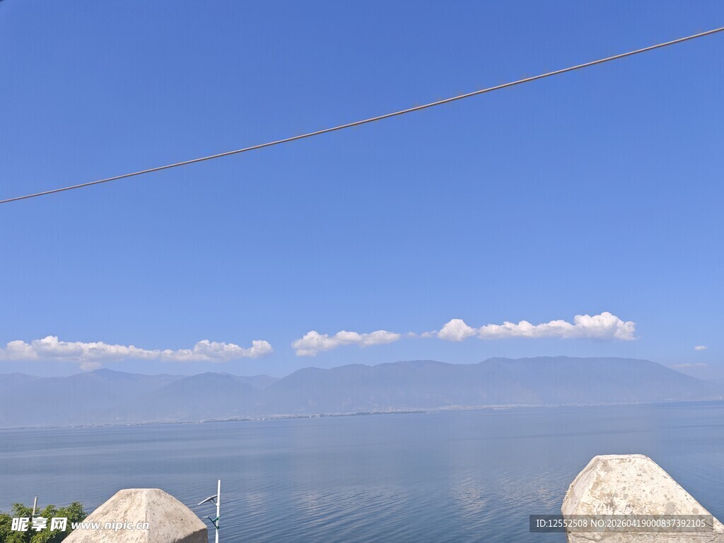 湖畔蓝天远景