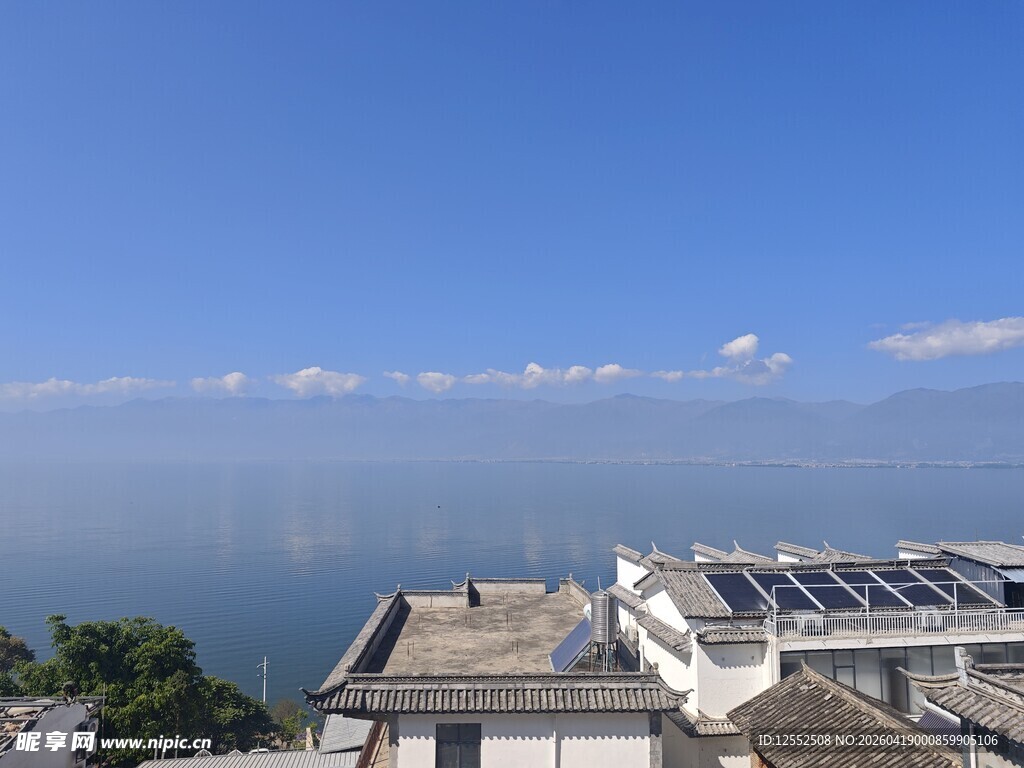 俯瞰城市与蓝天美景