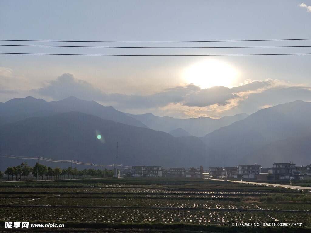 日出时分的田园与远山景色