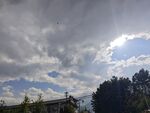 阳光穿透云层的天空景象
