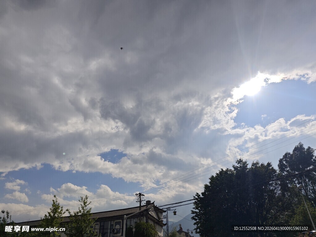 阳光穿透云层的天空景象