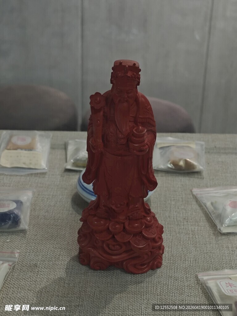 红色雕像展示于桌面