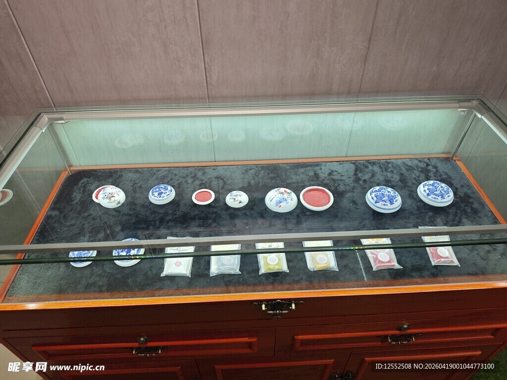展示柜中的多样圆形物件
