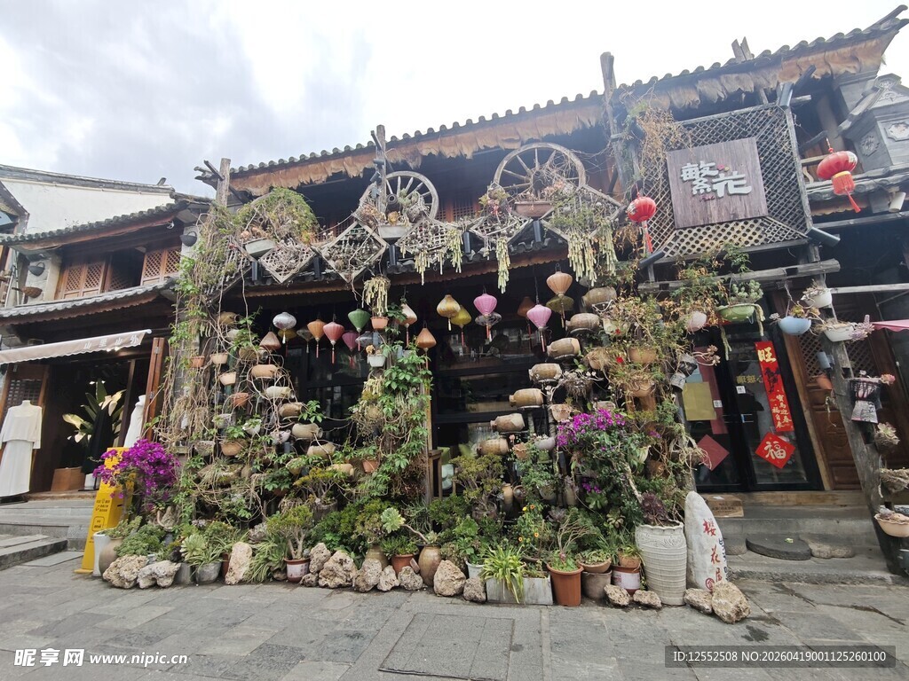 古宅前的绿植花卉景观