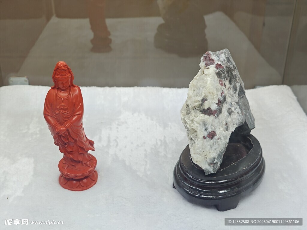 两尊摆件