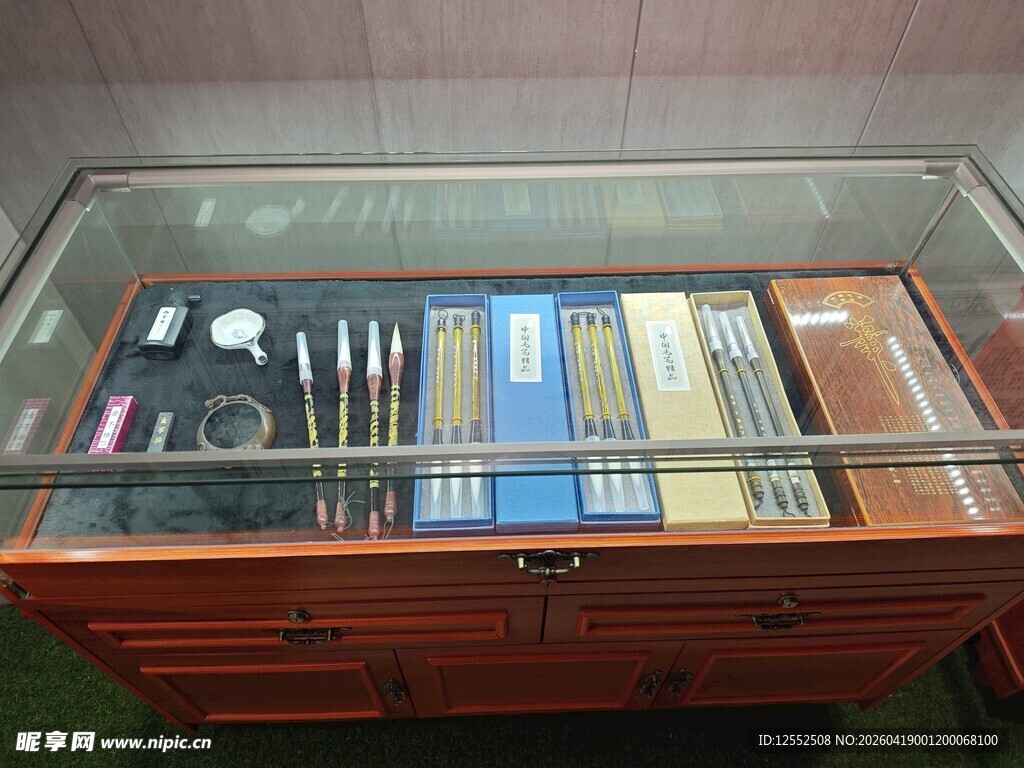 展示柜中的多样工具
