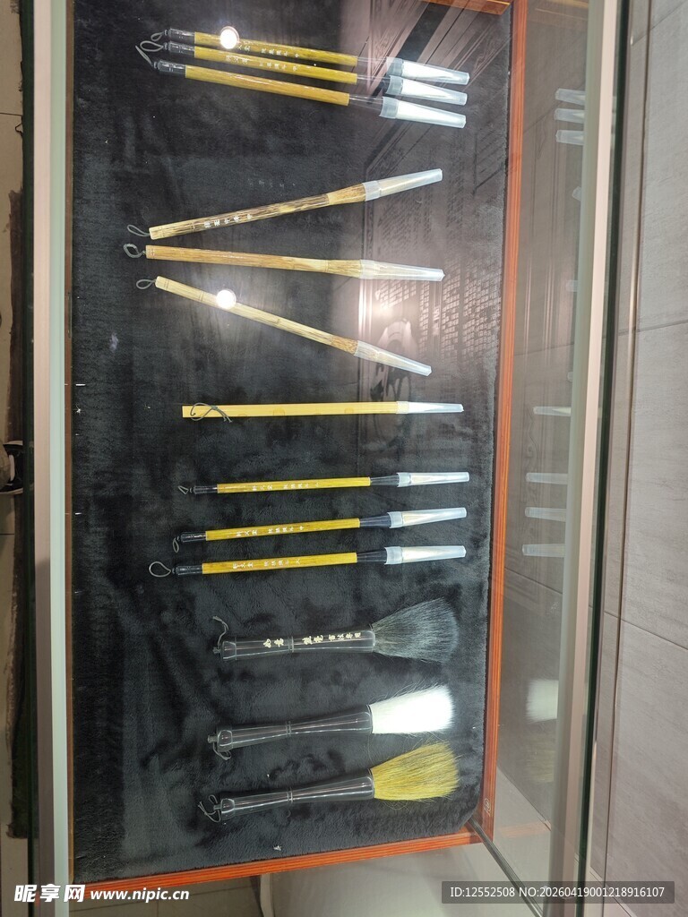 展示柜中的多样绘画工具