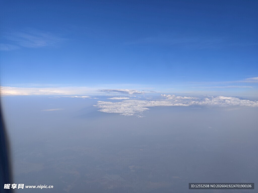 高空俯瞰云海美景