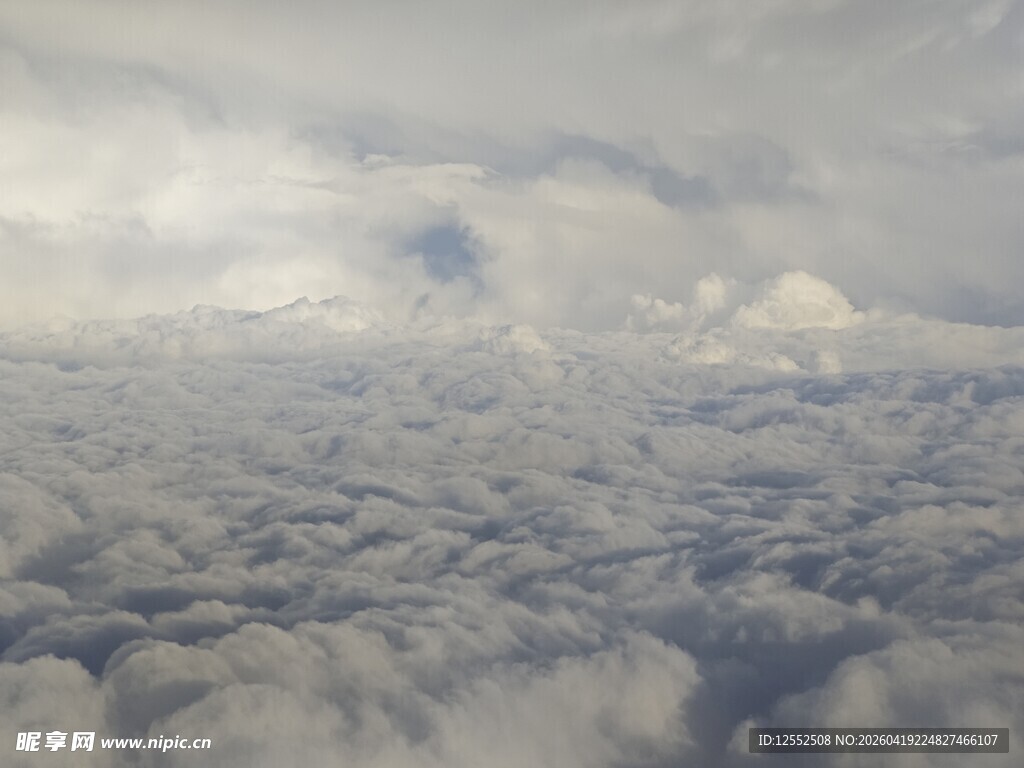 高空俯瞰云海壮丽景观