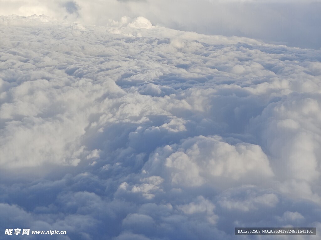 高空俯瞰蓬松云海美景