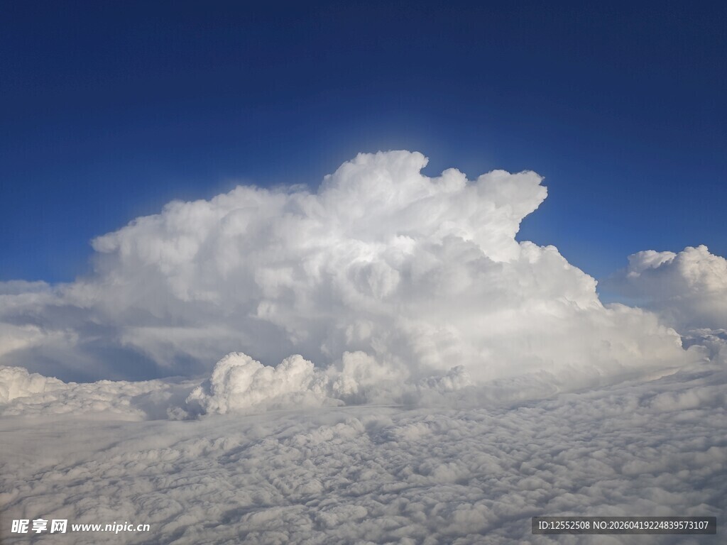 蓝天中的蓬松积云