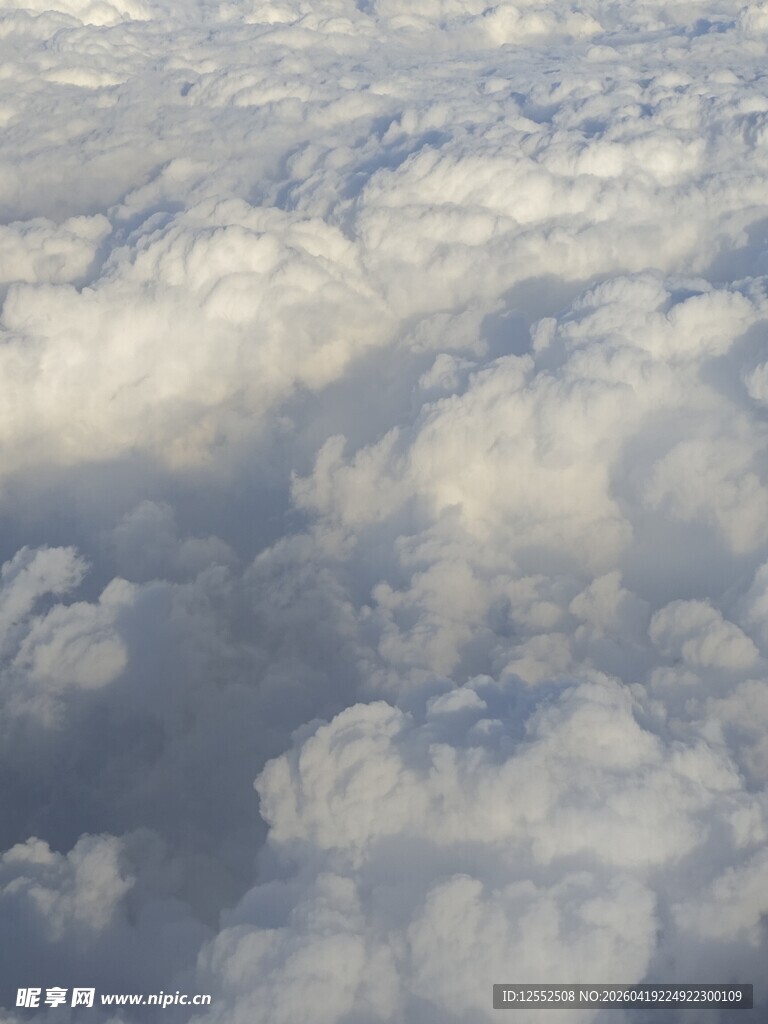 高空俯瞰蓬松云海