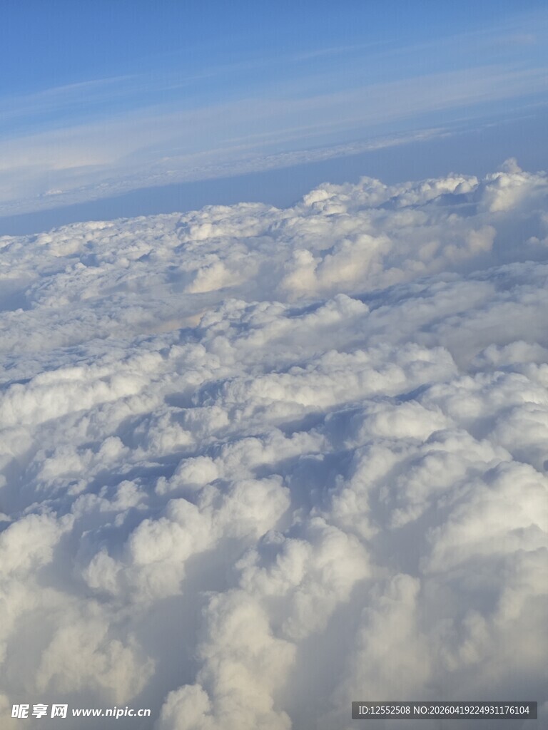 高空俯瞰蓬松云海