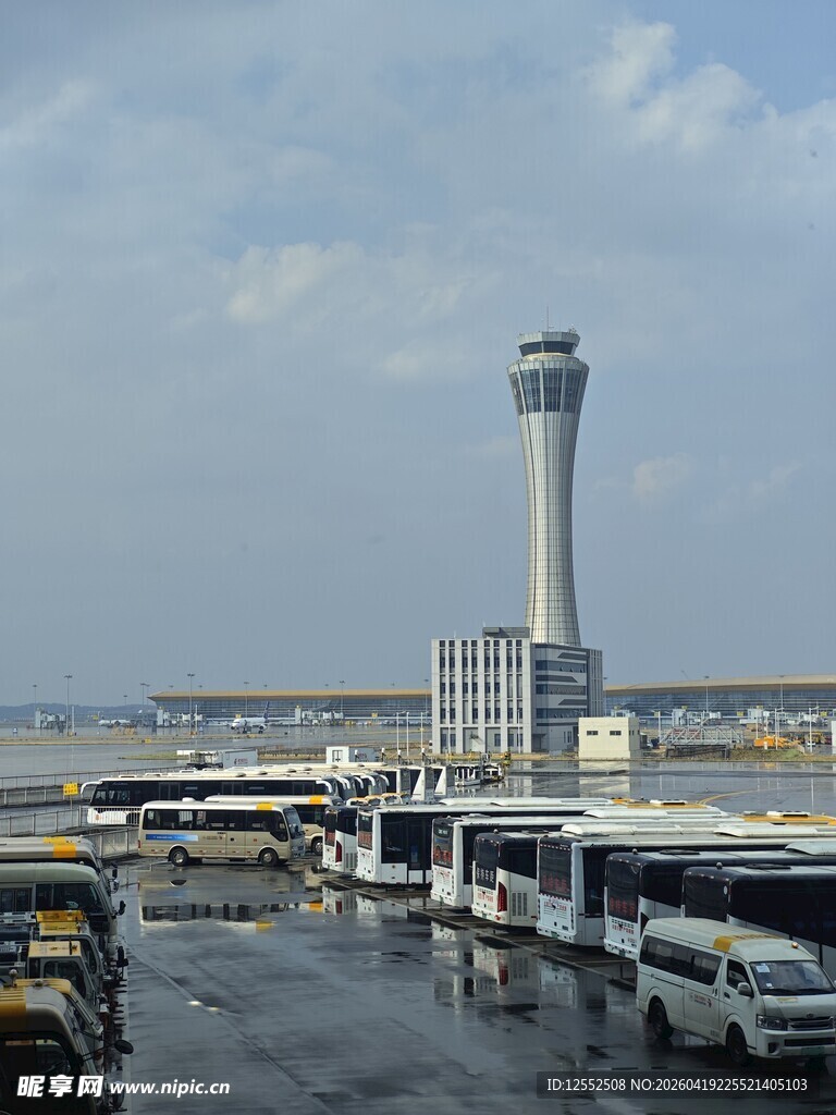 港口边的高耸指挥塔