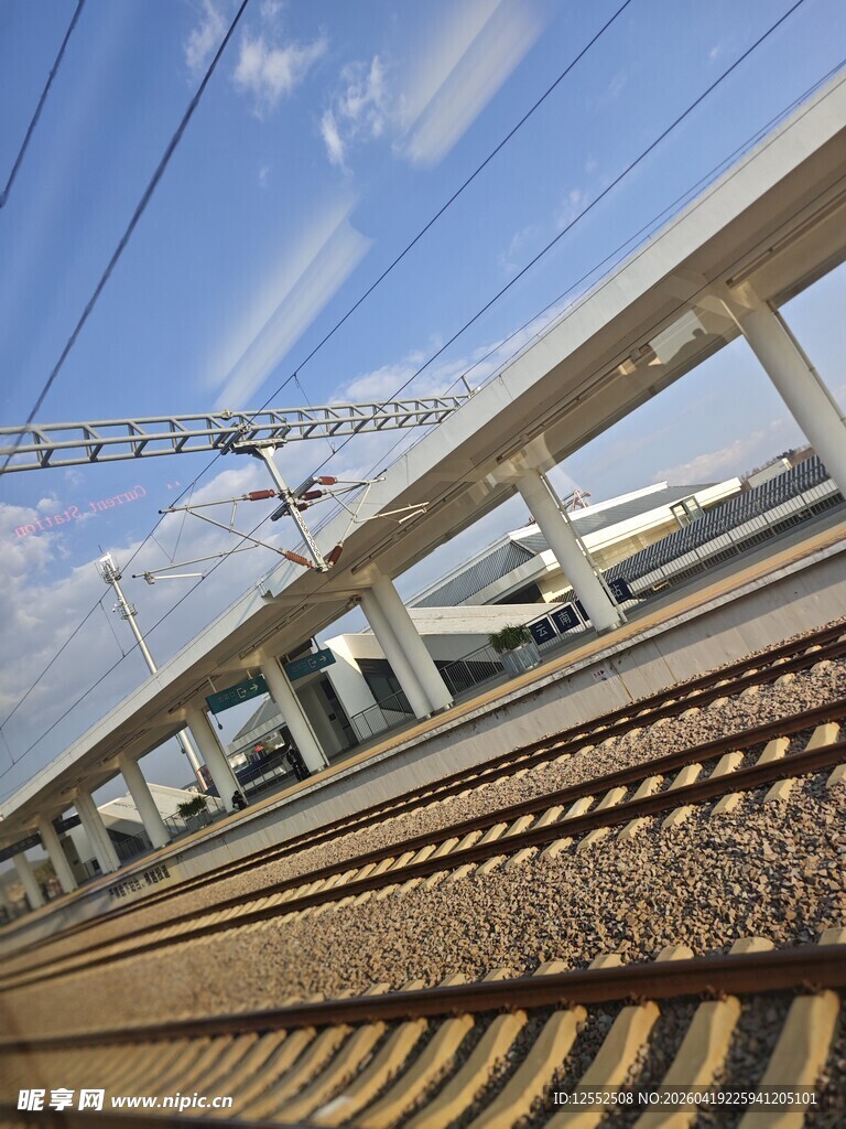 铁轨上的现代铁路桥梁