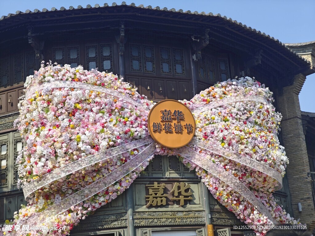 传统建筑前的多彩装饰