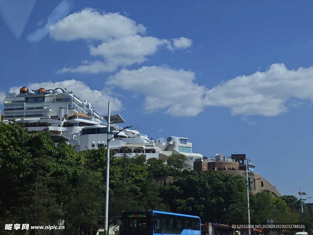 山坡上的建筑与蓝天白云