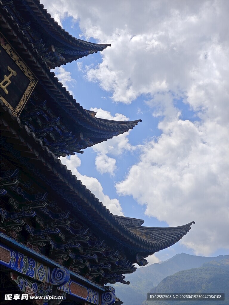 中式古建筑屋檐与蓝天白云