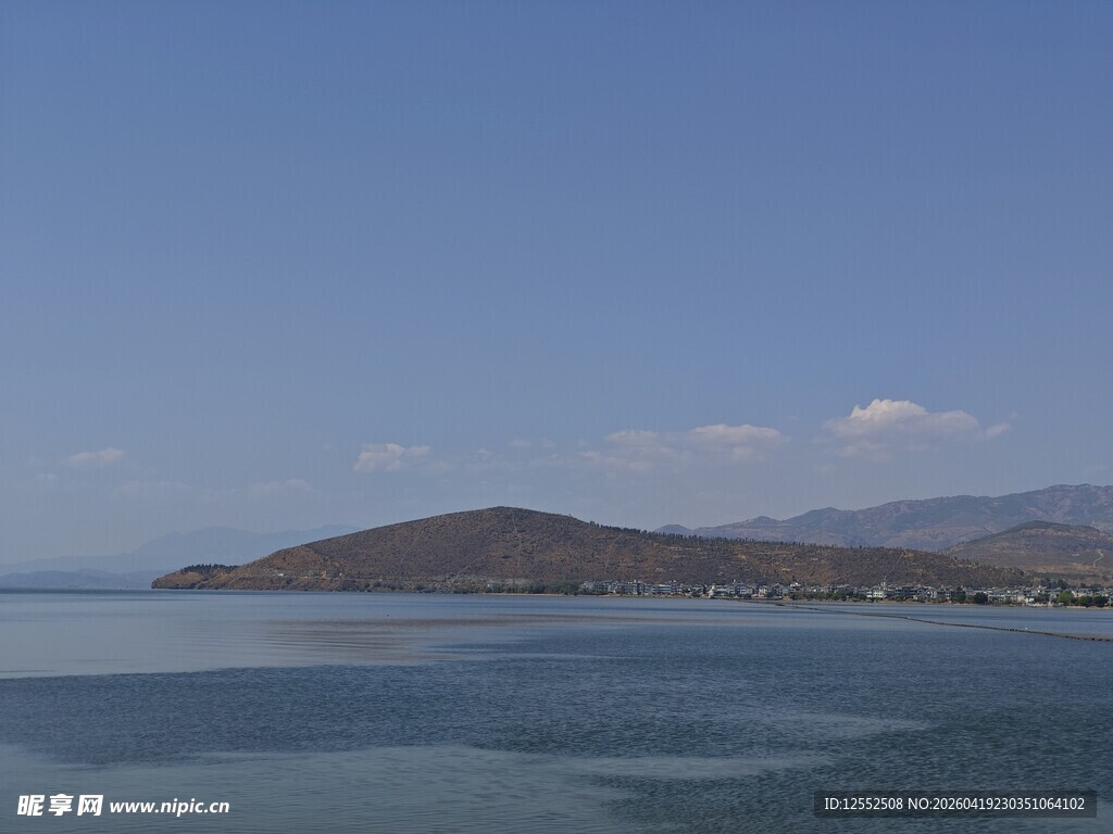 宁静湖景与远山
