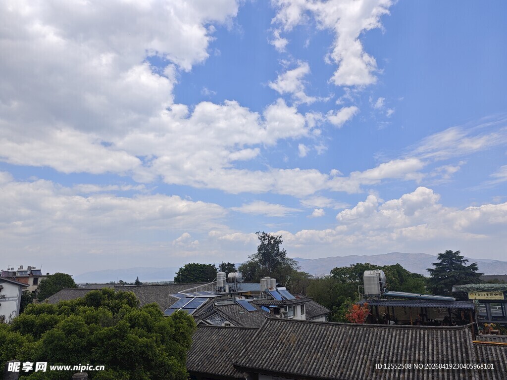 蓝天白云下的城镇风景