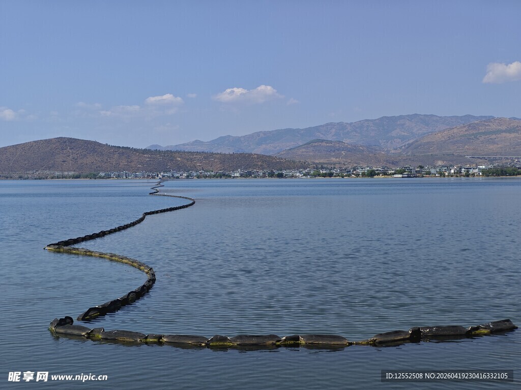 水上漂浮物蜿蜒于湖面