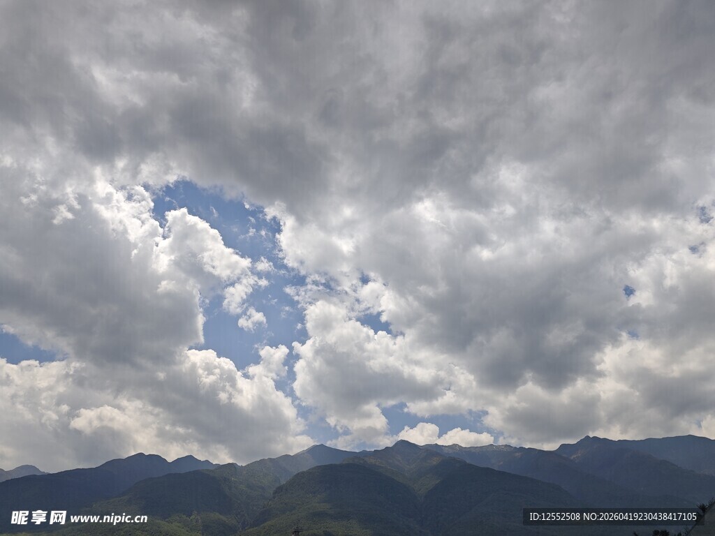 山间云隙中的蓝天美景