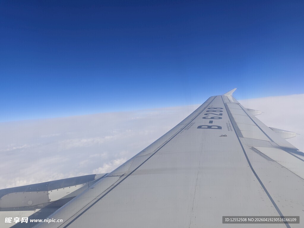 飞机机翼视角的高空美景