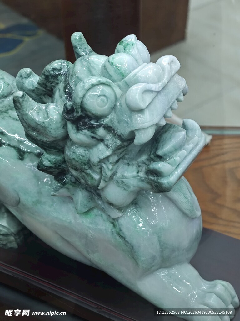 翠绿玉雕神兽摆件