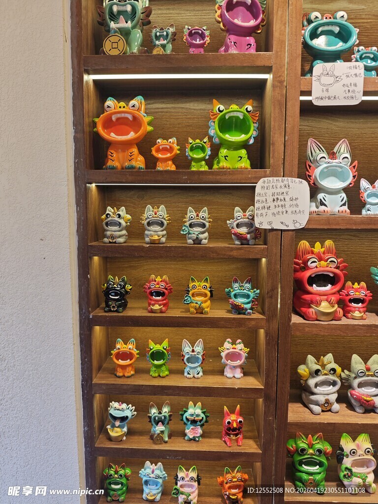 摆满玩偶的展示架