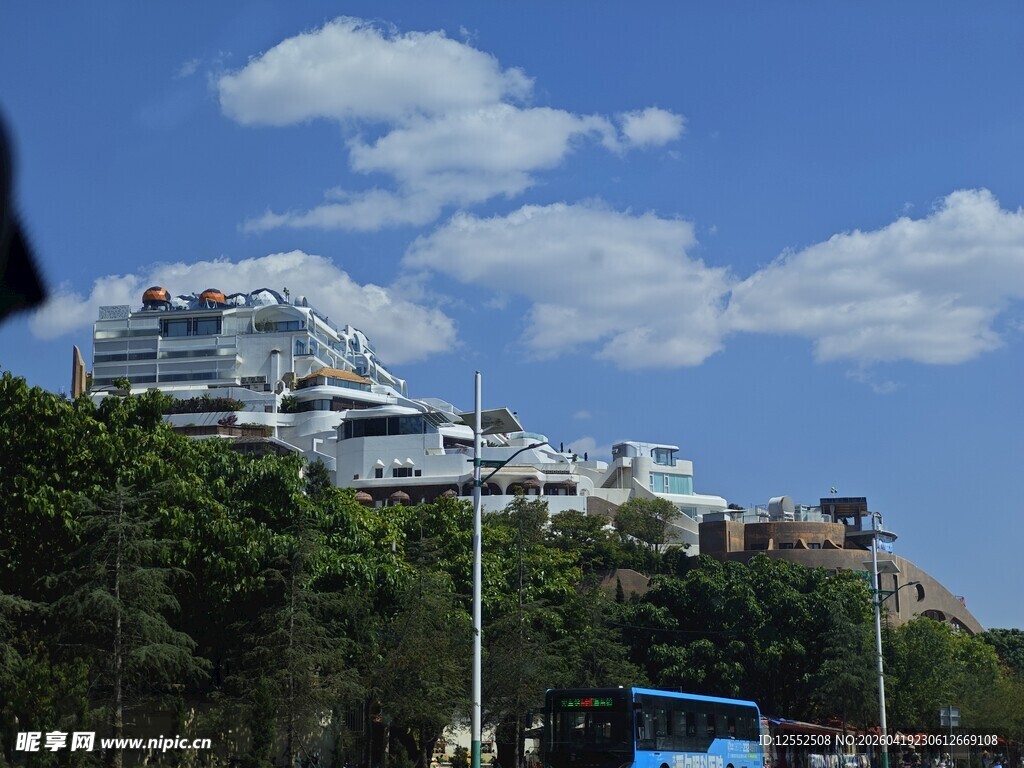 山上建筑群与蓝天白云