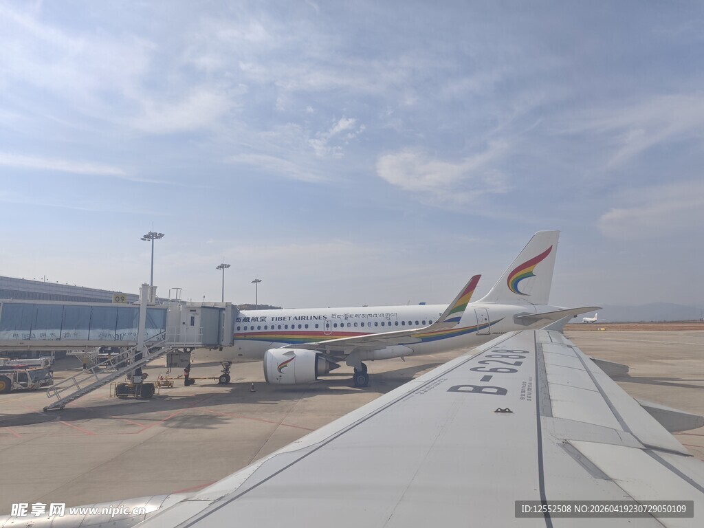 飞机视角下的机场景象