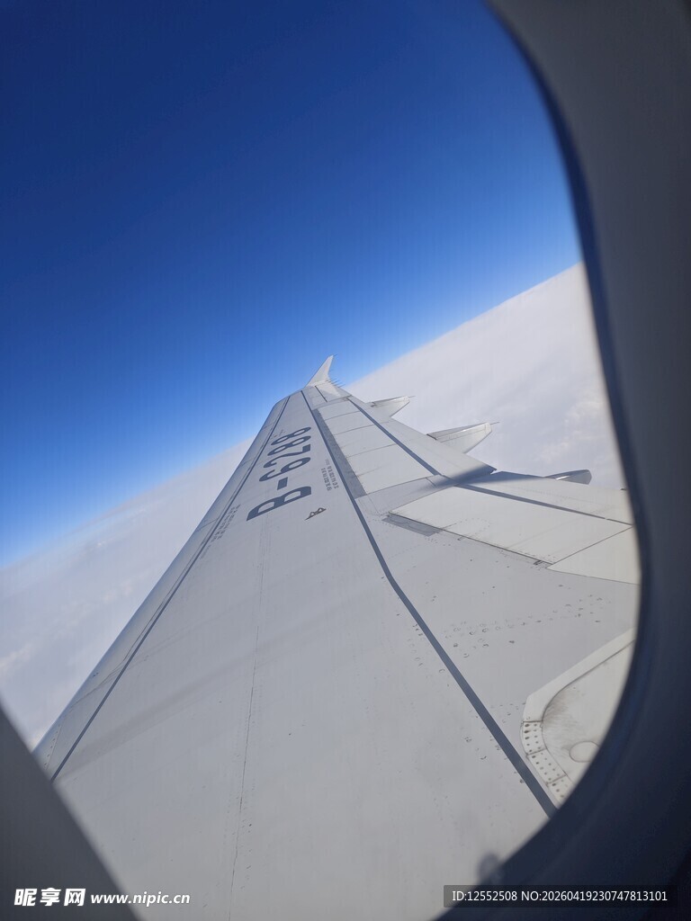 飞机机翼外的蓝天美景