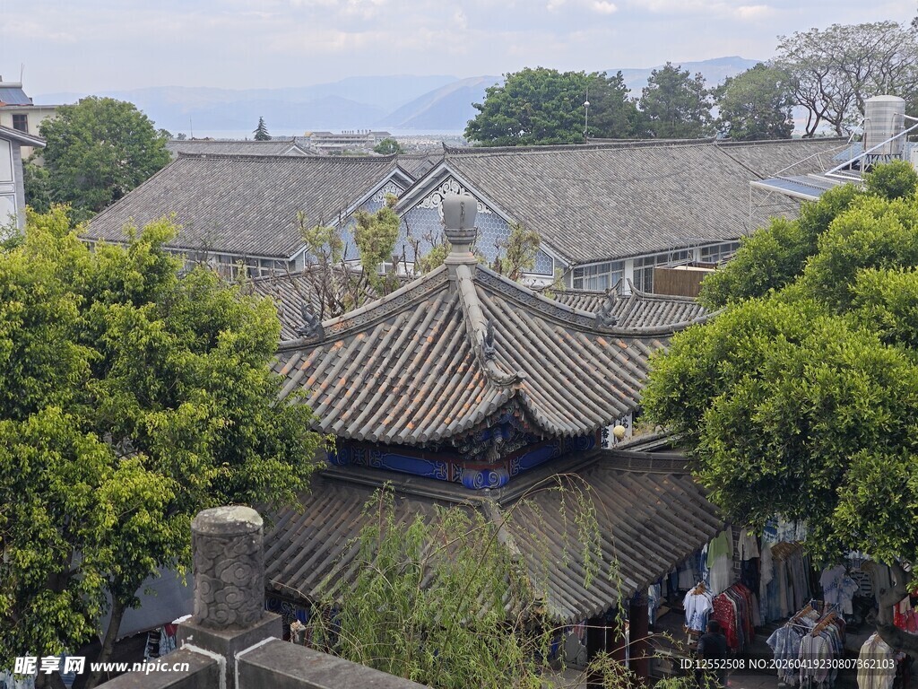 古建院落中游人穿梭