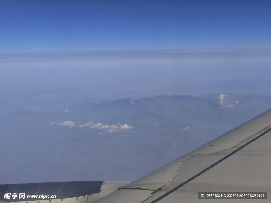 飞机窗外的云海与远景
