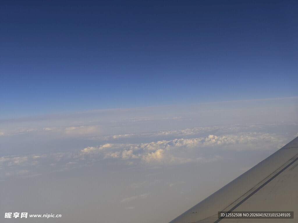 机窗外的蓝天与云海