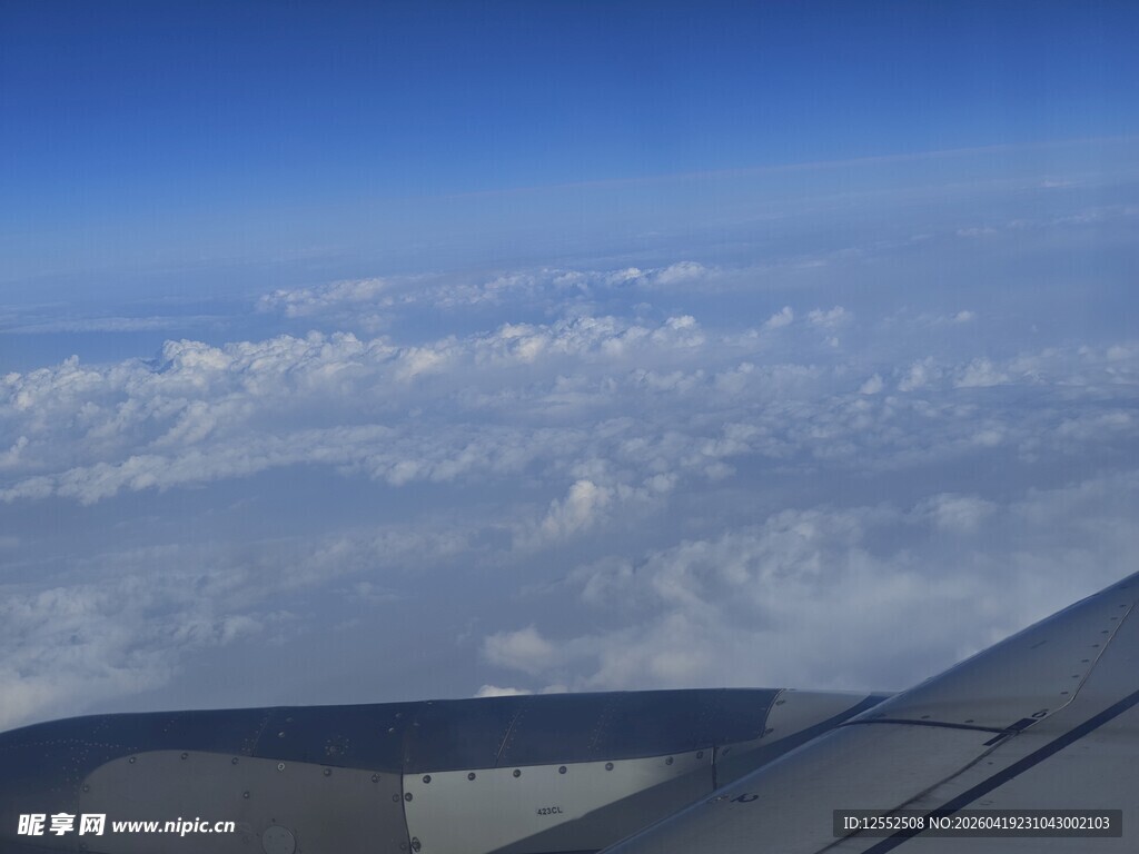机窗外的云端美景