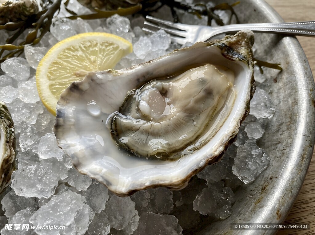 冰鲜生蚝配柠檬片
