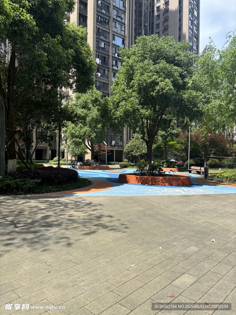 小区内绿树环绕的休闲场地