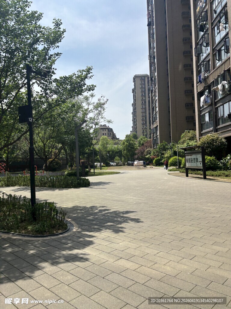 小区内的宽敞休闲步道