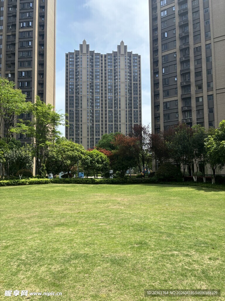 小区内的草坪与高楼景观
