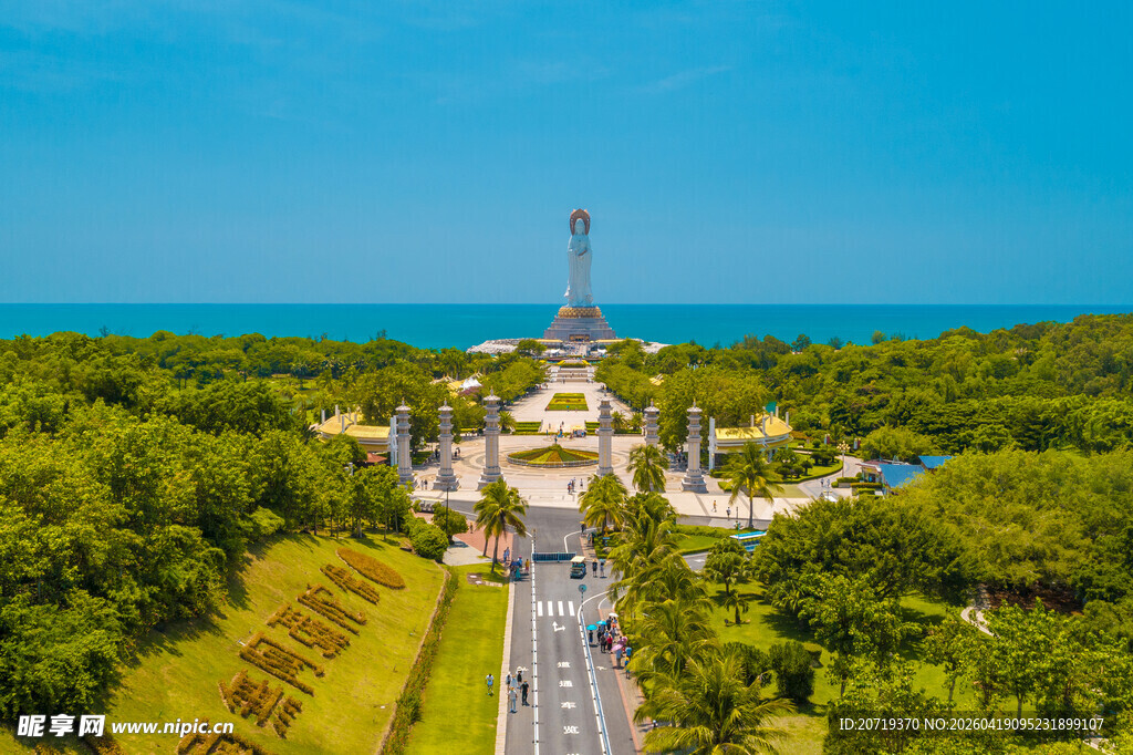俯瞰绿树环绕的宏伟建筑