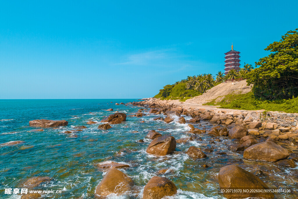 海边灯塔与礁石美景