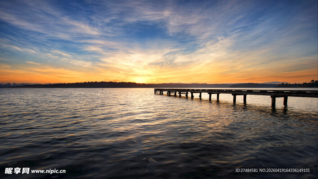 海边日落时的栈桥美景